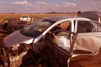 Al lugar acudió personal del Cuerpo de Bomberos y personal de Cruz Roja de Guadalupe Victoria quienes ya no pudieron hacer nada por el conductor del sedan ya que no presentaba signos vitales. (ESPECIAL)