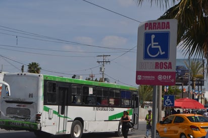 Paraderos. Debido a que sólo funciona una unidad, los usuarios tienen que esperar hasta dos horas para usar el servicio.