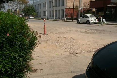 Malestar. Vecinos piden a empresa gasera que reponga el pavimento que destrozó.   (EL SIGLO DE TORREÓN) 