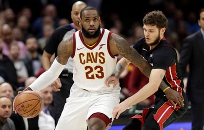 LeBron James, de los Cavaliers de Cleveland, se desmarca de Tyler Johnson, del Heat de Miami, en juego pasado. Estrellas en LA con duelo LeBron - Steph