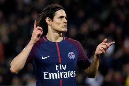 El jugador de PSG Edinson Cavani festeja un gol contra Estrasburgo en la liga francesa, en París. (AP)