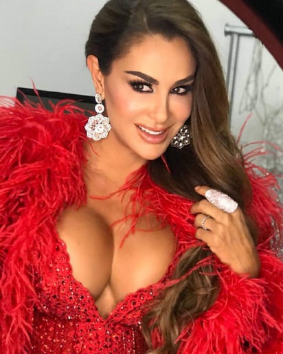 Lo que más llamó la atención fue el vestido rojo que portó y que permitía ver gran parte de sus senos por el escote. (INSTAGRAM) 
