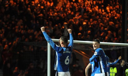 Los jugadores del Rochdale celebran luego de conseguir el empate ante Tottenham. (AP)