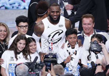 LeBron James posa con el trofeo del Jugador Más Valioso junto a Arnold Schwarzenegger. (Fotografía de AP)