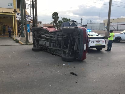 Accidente. La camioneta Ford terminó volcada sobre su costado izquierdo luego de ser embestida por otra unidad. (EL SIGLO DE TORREÓN)