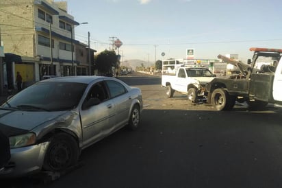 Choque. Por mala maniobra conductor de Stratus provoca choque en Gómez Palacio, los daños se estimaron en 20 mil pesos.