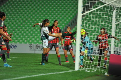 Las Guerreras del Santos Laguna se impusieron anoche por marcador de 2-0 a las Centellas del Necaxa. (Fotografías de Ernesto Ramírez)