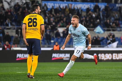 Ciro Immobile (d), de Lazio, celebra al anotar contra Verona, en un partido de la Serie A en el estadio Olímpico en Roma. (AP)   