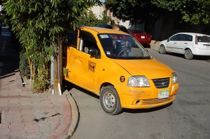 Percance. El taxi fue impactado por el camión del Simas y proyectado hacia una camioneta estacionada. (EL SIGLO DE TORREÓN) 