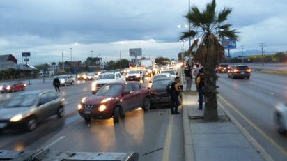 El accidente provocó congestionamiento vial por más de una hora. (EL SIGLO DE TORREÓN)