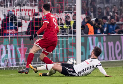 Robert Lewandowski anota el quinto tanto en la goleada 5-0 del Bayern sobre Besiktas. (AP)