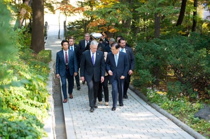 Chung dijo, en declaraciones que recoge la agencia de noticias Yonhap, que además de presionar para lograr un diálogo 'constructivo' entre ambas partes, Seúl 'hará todos los esfuerzos posibles para avanzar en paralelo en las relaciones intercoreanas y en la desnuclearización de la Península'. (ESPECIAL)