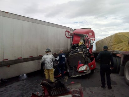 Accidente. Los daños materiales fueron de consideración según reportaron las autoridades de la Policía Federal. (EL SIGLO DE TORREÓN)