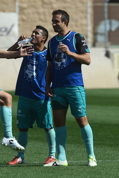 Osvaldo Martínez y Carlos Izquierdoz durante el entrenamiento de ayer en el Territorio Santos Modelo. (Jesús Galindo)