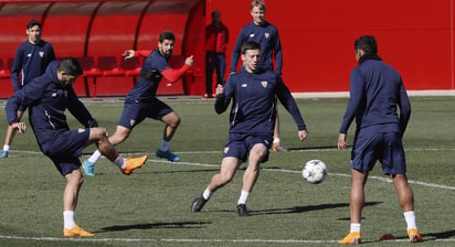 El defensa francés del Sevilla FC Clément Lenglet (c) junto a compañeros durante el entrenamiento previo al partido de Liga de Campeones que enfrenta al conjunto andaluz con el Manchester United. (EFE)