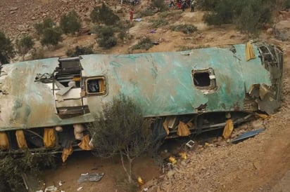 Según la información, el autobús se precipitó, por causas aún no conocidas, en una curva pronunciada de la carretera hacia un abismo de unos 200 metros hasta llegar casi a orillas del río Ocoña. (AP)