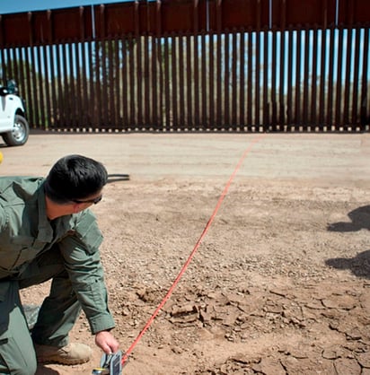 Se trata del primer contrato de construcción de muro fronterizo adjudicado durante el gobierno del presidente Donald Trump, con base en los ocho prototipos que se construyeron el año pasado en San Diego. (AP)