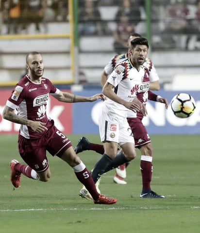 Oribe Peralta (d) del América disputa un balón con Enrique Moura (i) del Saprissa, durante el partido de ida por los octavos de final de la Liga de Campeones de la Concacaf disputado en San José. (EFE)