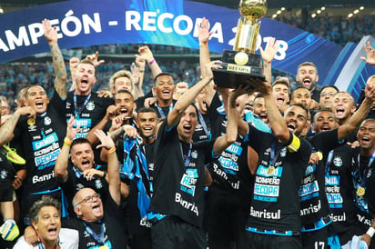 Los jugadores del Gremio celebran la Recopa Sudamericana tras vencer al Independiente por penaltis en Porto Alegre. Gremio gana la Recopa Sudamericana en penales