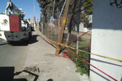 Daños. Camión choca contra arbotante y huye; el accidente sucedió la madrugada del miércoles. (EL SIGLO DE TORREÓN)