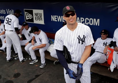 Giancarlo Stanton debutó con los Yanquis de Nueva York, quienes utilizaron una gorra con las siglas SD en homenaje a la escuela Marjory Stoneman Douglas, donde ocurrió una matanza el 14 de febrero. (AP)