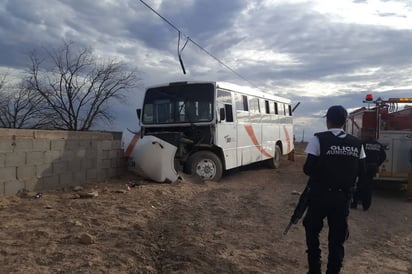 Percance. El camión de personal fue a dar contra una barda y el chofer quedó atrapado.