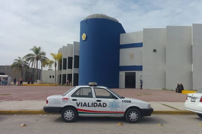 Prófugo. Autoridades buscan a policía municipal que hirió de bala a un joven en bar Fantasía de Mapimí. (EL SIGLO DE TORREÓN)