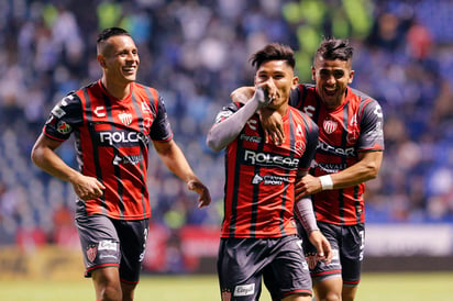 Martín Barragán (c) celebra luego de que marcó el tanto del Necaxa en el empate a uno ante la 'Franja' de Puebla.