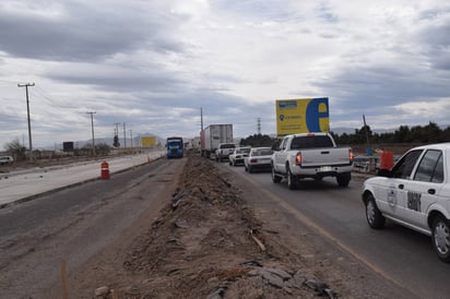 Obra. Por obras de ampliación, circulación en la Gómez Palacio-Jiménez está restringida a un solo carril en ambos sentidos.