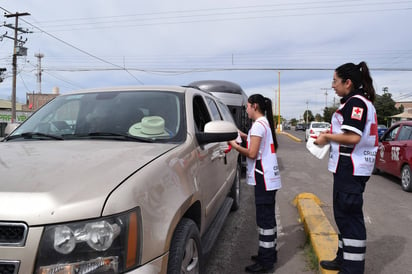 Colecta. Ayer las autoridades municipales y personal de la Cruz Roja dieron el banderazo de inicio de la  colecta anual.