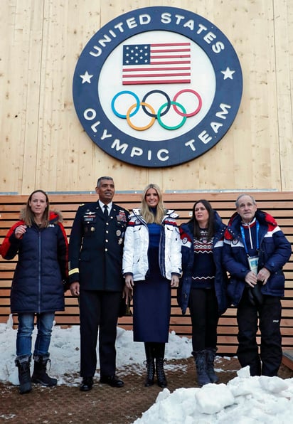 En gira. La vocera Sarah Huckabee Sanders (2a de Der. a Izq) acompañó a Ivanka Trump a PyeongChang. (AP)