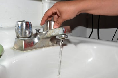 El gerente del Simas Torreón, Juan José Gómez Hernández, reconoce que hay agua potable suficiente en la ciudad 'como para atender la demanda de 900 mil personas'. No obstante, no garantiza un abasto suficiente en la actual temporada de calor. (ARCHIVO)