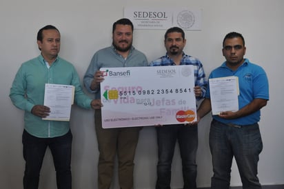 Entrega. José (izq) recibió un apoyo de 102 mil 405 pesos y Jesús 36 mil pesos a través del programa de Seguro de Vida, de Sedesol. (EL SIGLO DE TORREÓN)