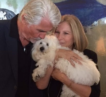 Barbra Streisand reveló que luego de que falleciera su perrita Samantha, mascota con la que convivió por 14 años, decidió clonarla. (ESPECIAL)