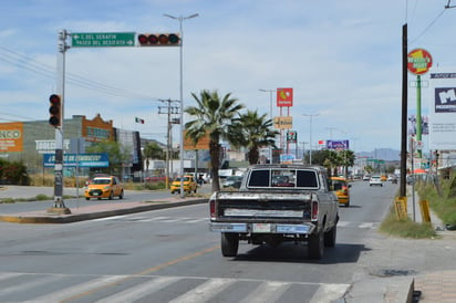 Riesgo. No se han colocado señalamientos para aclarar si están prohibidos los carriles continuos en el Diagonal Las Fuentes. (ROBERTO ITURRIAGA)