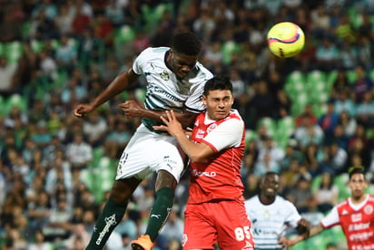 El enrachado delantero Djaniny Tavares no pudo anotar a su rival de anoche en el estadio Corona, dentro de la Copa MX. (JESÚS GALINDO) 