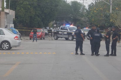 Fallecido. El cuerpo del joven fallecido estuvo resguardado sobre el automóvil hasta la llegada de los servicios periciales. (EL SIGLO DE TORREÓN)