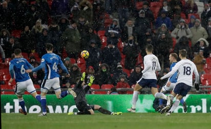 Fernando Llorente (d) supera al arquero rival para marcar el segundo gol del Tottenham, que con tres tantos del español goleó 6-1 al Rochdale. (AP)