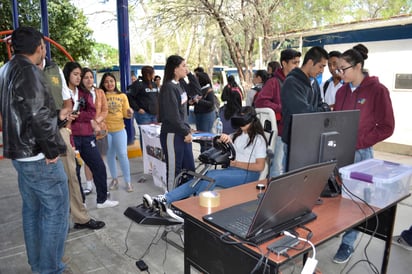 Campaña. Jóvenes del Cbtis 4 de Lerdo, reciben pláticas y realizan actividades relacionadas con la conciencia vial y los accidentes. (EL SIGLO DE TORREÓN)