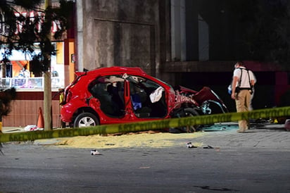 Percance. Chocaron contra un edificio en construcción cuando se dirigían a su casa en su vehículo a exceso de velocidad.