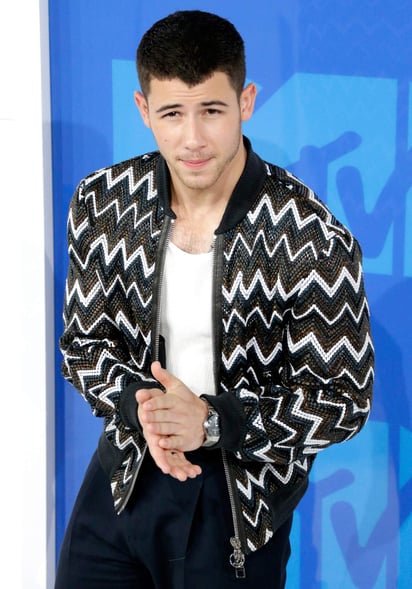 Nick Jonas ha sido captado junto a una chica que conoció luego de que el cantante le ayudara cuando ella había sufrido un accidente en su bicicleta. (ARCHIVO)