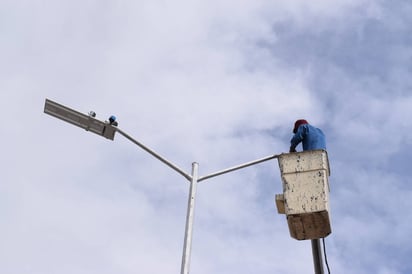 Tecnología. El alcalde de Madero dijo que se tiene un avance del 35 por ciento en la colocación de las nuevas lámparas Led. (MARY VÁZQUEZ)