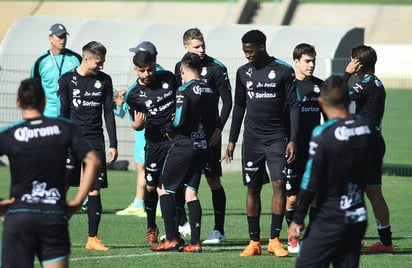 Los Guerreros del Santos Laguna entrenan por última vez antes de enfrentar a los Rayos del Necaxa en el estadio Victoria. (Fotografía de Jesús Galindo López)