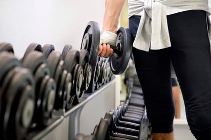 Quienes padecen vigorexia también recurren al consumo de complementos alimenticios no regulados por organizaciones sanitarias con el fin de seguir agrandando su cuerpo, lo que los lleva a sufrir problemas físicos y mentales. (ARCHIVO)