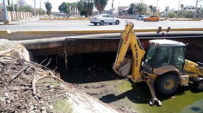 La Comisión Nacional del Agua continúa con la limpieza de los canales que atraviesan la zona urbana de la Comarca Lagunera. (GUADALUPE MIRANDA)
