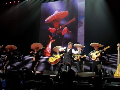 La gira 'México, por siempre', que continúa sumando fechas en México, es una muestra más del éxito que se suma a la trayectoria de más de 36 años de Luis Miguel, con el récord de 228 conciertos abarrotados en el Auditorio Nacional. (TWTITER)