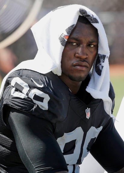 Tras un nuevo problema legal, los Raiders de Oakland le dieron las gracias al linebacker Aldon Smith, que tiene dos años sin jugar. (Archivo)