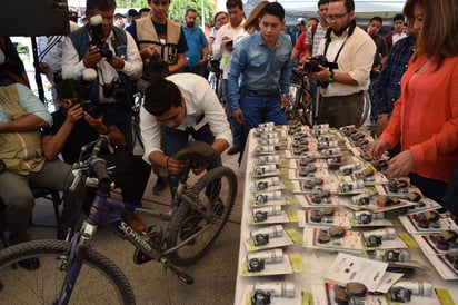 Faros. El Municipio de Gómez Palacio inició la entrega de mil dispositivos luminosos para las bicicletas de trabajadores. (EL SIGLO DE TORREÓN)