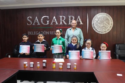 Dibujo. Alberto Sandoval, jefe de Programa de Salud Animal y Fomento Pecuario, entregó premios a los tres primeros lugares. (EL SIGLO DE TORREÓN)