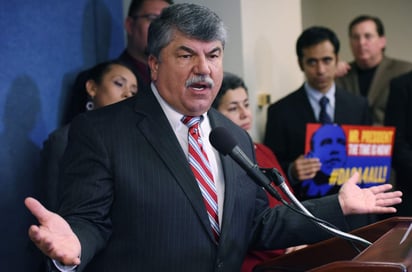  El anuncio de aranceles al acero y aluminio es un 'paso positivo' para proteger empleos en EE.UU., y muestra por primera vez a un presidente que 'no sólo habla del tema, también toma medidas', según Richard Trumka, presidente de la AFL-CIO, la principal asociación gremial del país. (ARCHIVO)